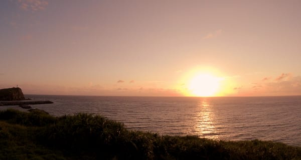 Der Sonnenuntergang und der Leuchtturm auf Yonaguni.