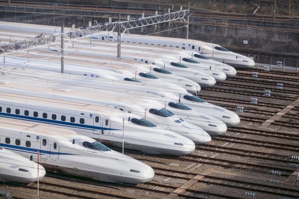 Shinkansen auf dem Gleisgelände Torikai in Settsu, Osaka.