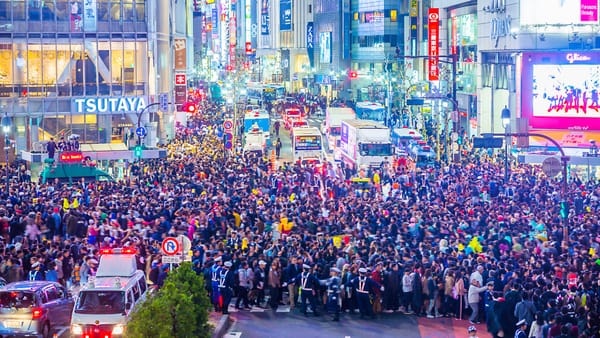 Die berühmte Kreuzung von Shibuya an einem Halloween-Tag 2017.