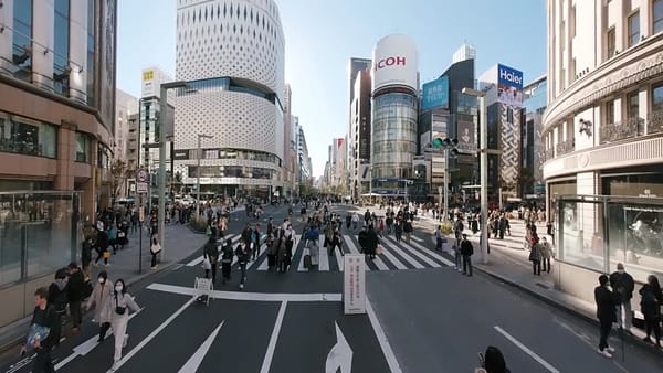 Die Chūō-dōri in Ginza an einem sonnigen Wochenende 2022.