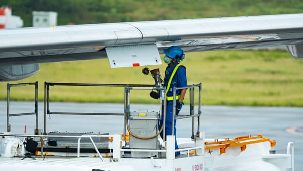 Ein Flugzeug in Japan wird aufgetankt.