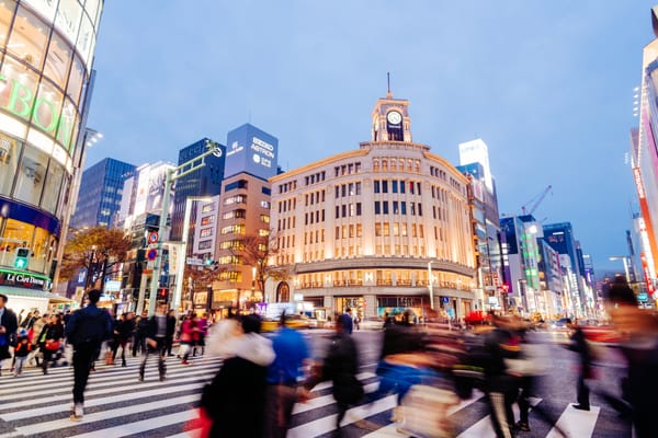 Das mondäne Ginza-Viertel in Tokio mit dem historischen Wako-Kaufhaus.