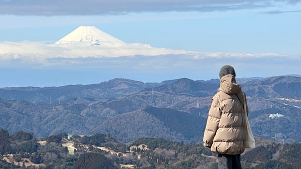 Die Sicht auf den Fuji vom Berg Omuro auf der Izu-Halbinsel.