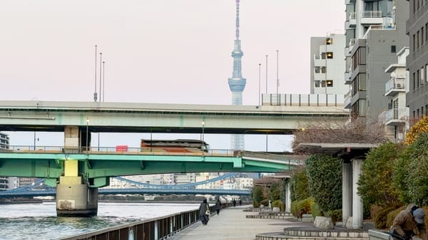 Tokios langer Spazierweg am Stadtfluss